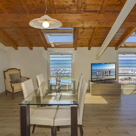 בית נופש Attico Panoramico Fronte Mare לידו די קאמאיורה